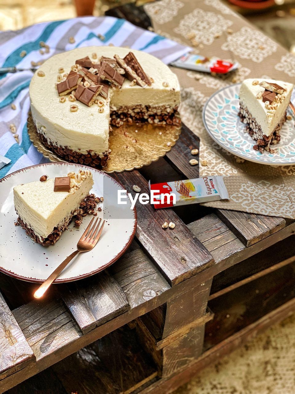 CLOSE-UP OF CAKE ON TABLE