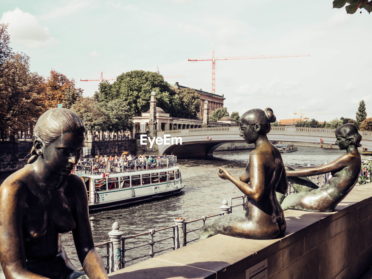 STATUE OF MAN IN CITY