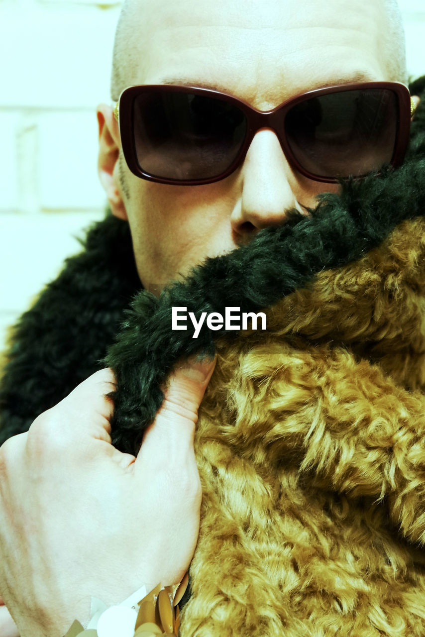 CLOSE-UP PORTRAIT OF MAN WITH SUNGLASSES