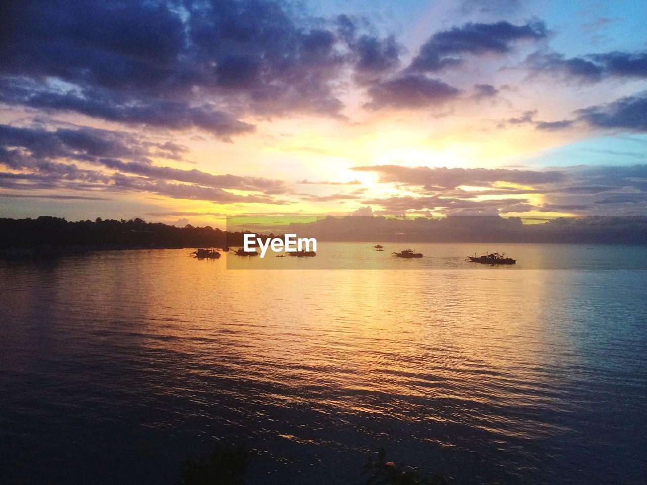 SCENIC VIEW OF SEA AGAINST SUNSET SKY