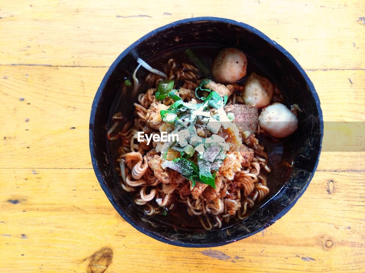 HIGH ANGLE VIEW OF FOOD IN BOWL