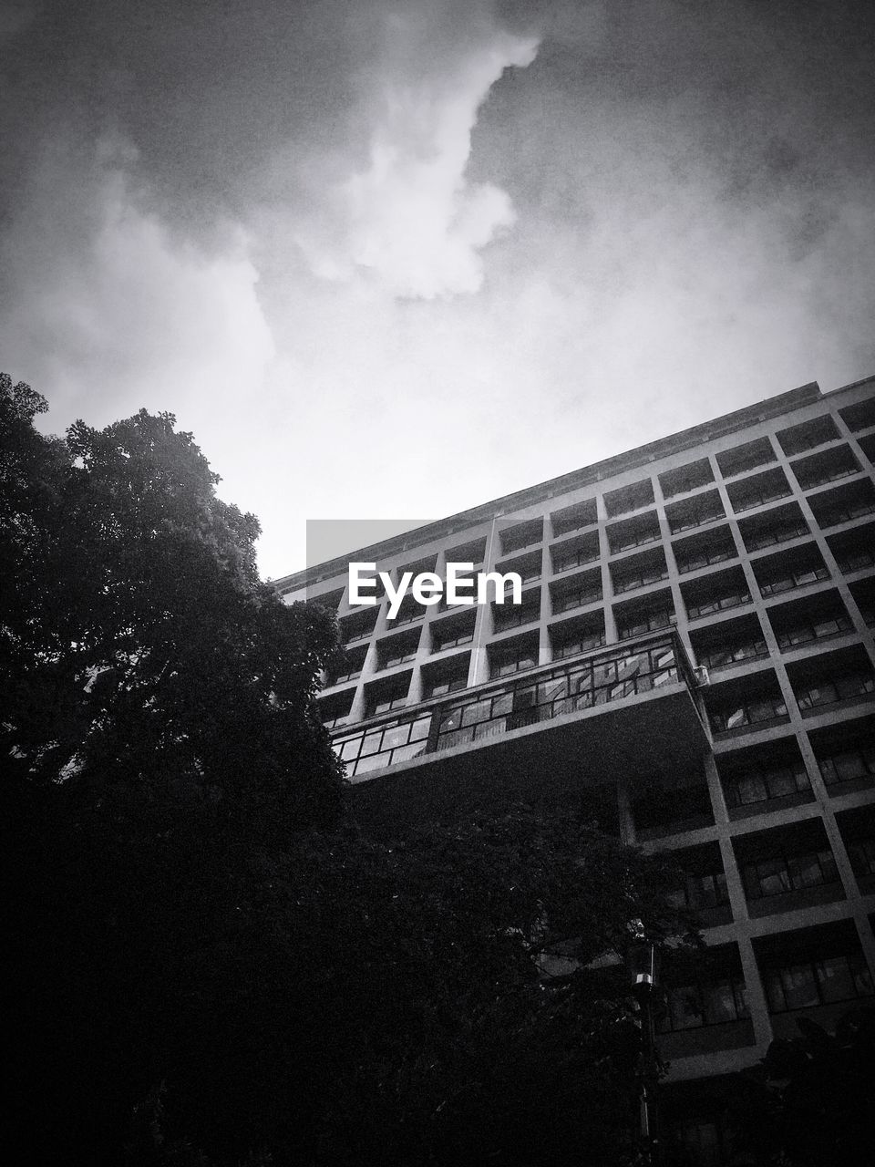 LOW ANGLE VIEW OF BUILDINGS AGAINST SKY