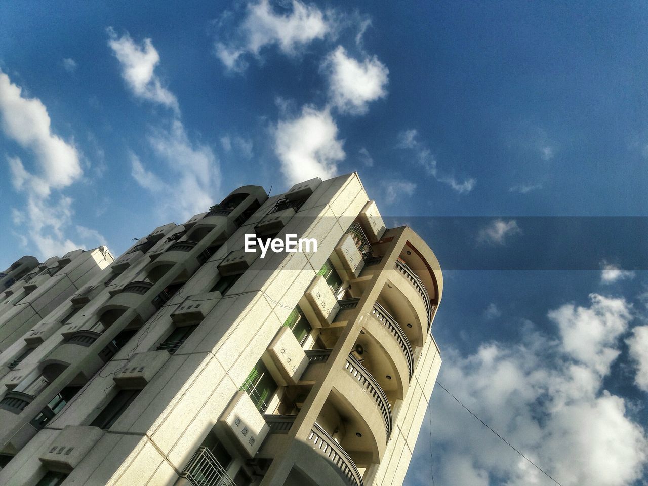 LOW ANGLE VIEW OF MODERN BUILDING AGAINST SKY