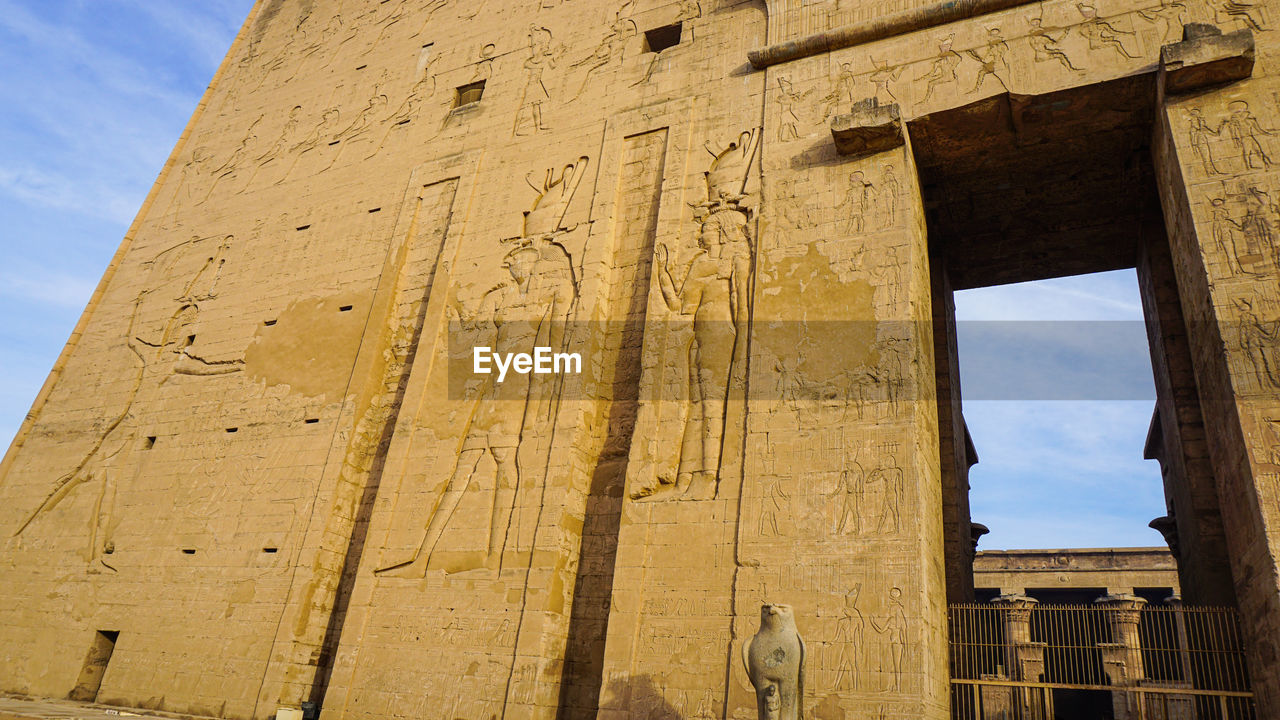 Entrance gate of edfu temple of horus majestic landmark with ancient hierogyphic and paint 