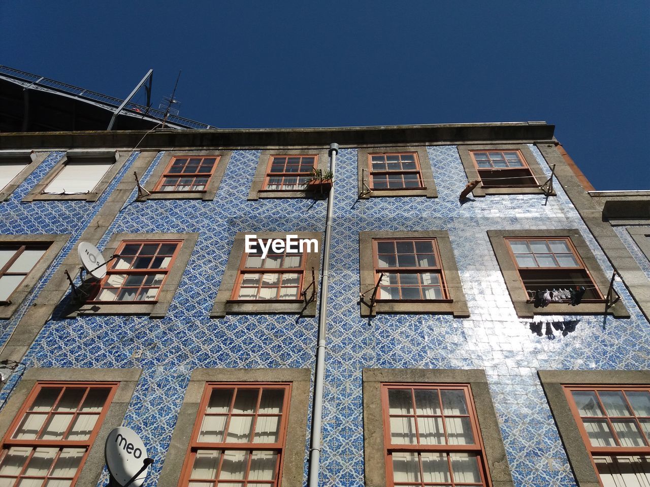 LOW ANGLE VIEW OF RESIDENTIAL BUILDING AGAINST CLEAR SKY