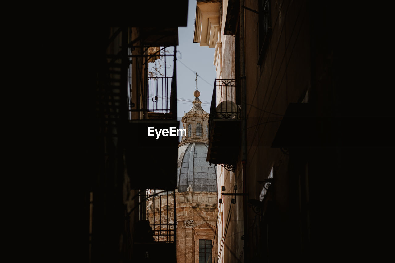 LOW ANGLE VIEW OF BUILDINGS IN CITY