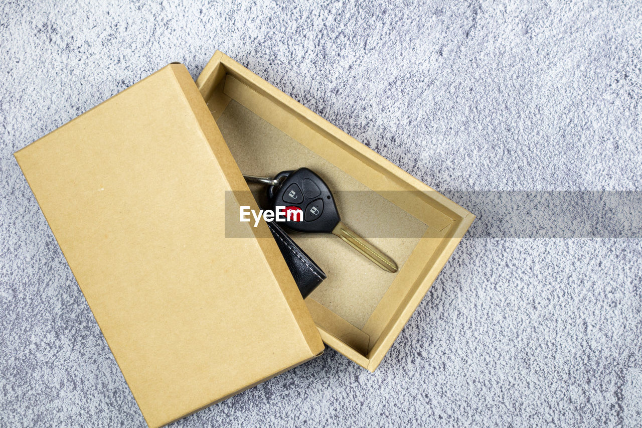 HIGH ANGLE VIEW OF YELLOW CAMERA ON PAPER