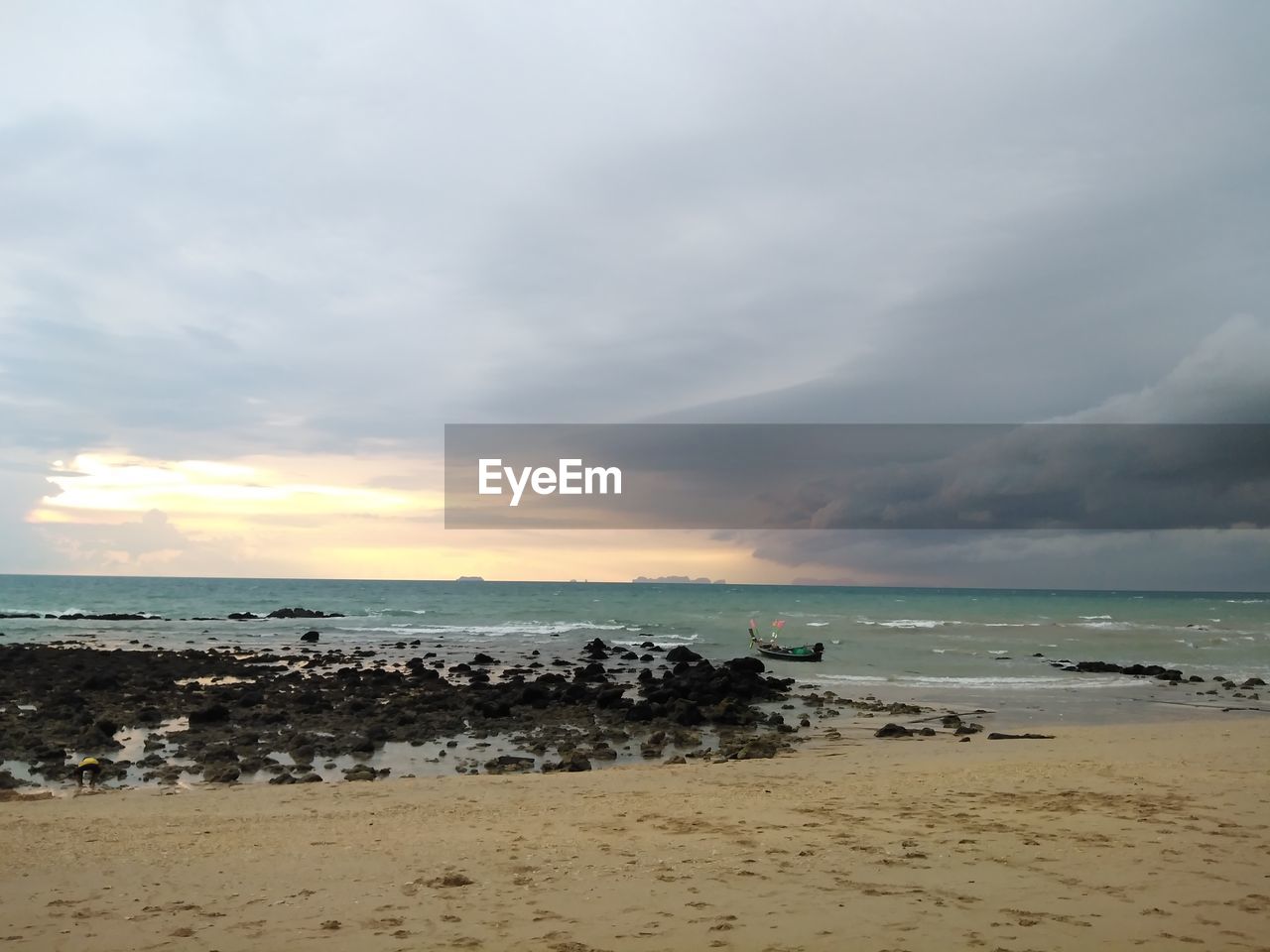 SCENIC VIEW OF BEACH AGAINST SKY DURING SUNRISE