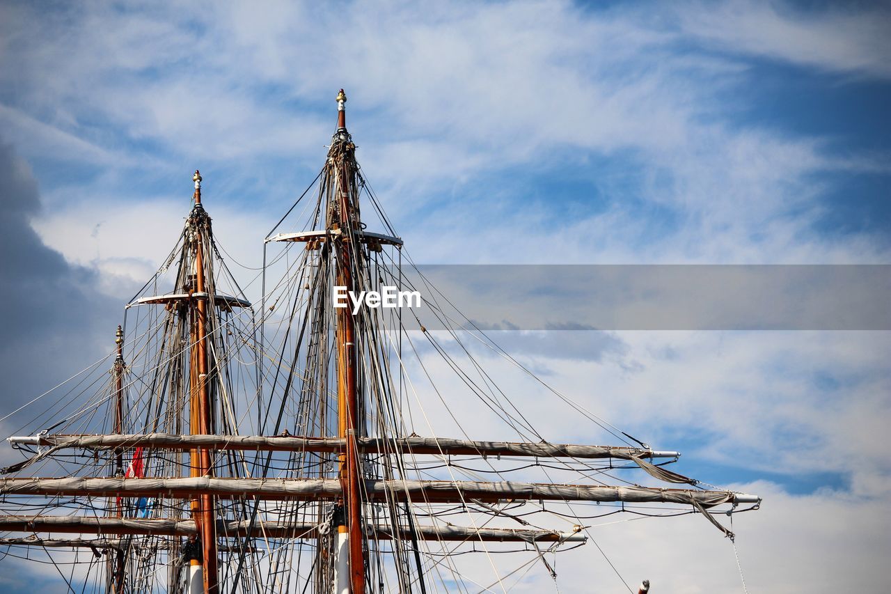 LOW ANGLE VIEW OF SAILBOAT AGAINST SKY AT SEA