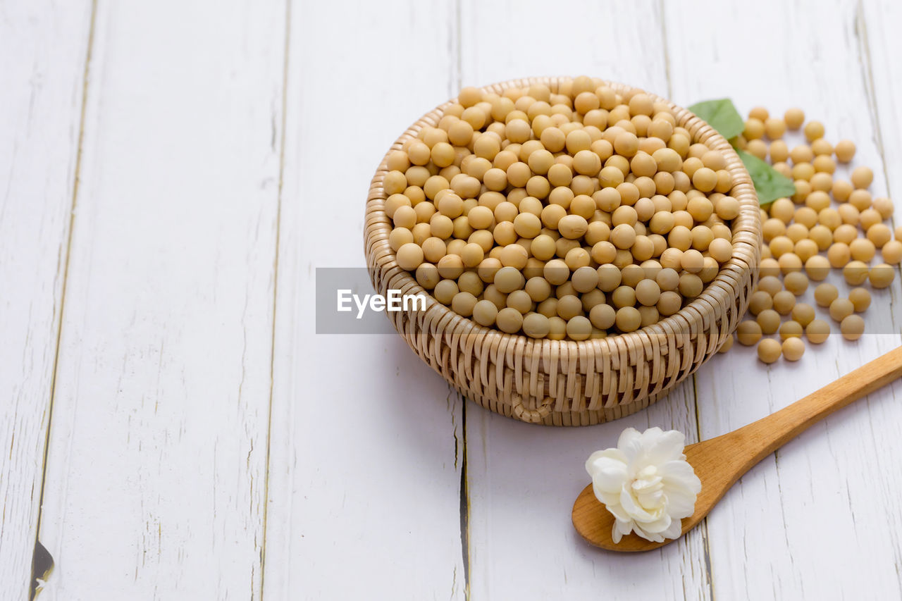 HIGH ANGLE VIEW OF EGGS ON TABLE