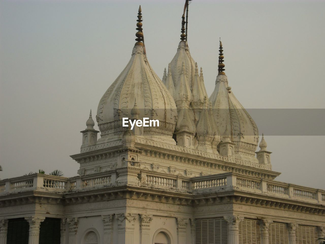 LOW ANGLE VIEW OF TEMPLE BUILDING AGAINST SKY