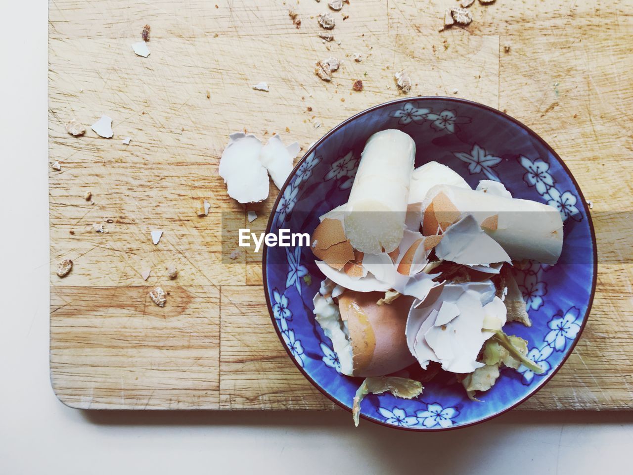 HIGH ANGLE VIEW OF ICE CREAM IN PLATE