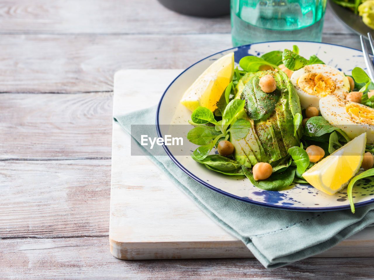 HIGH ANGLE VIEW OF FOOD IN PLATE