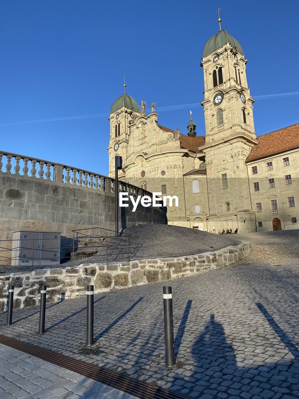 VIEW OF HISTORIC BUILDING AGAINST SKY