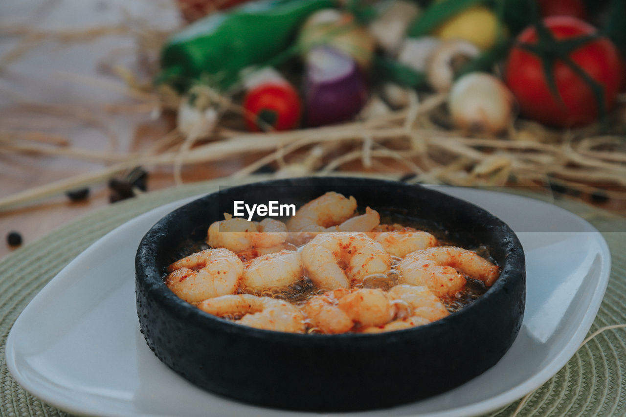 HIGH ANGLE VIEW OF FOOD IN PLATE