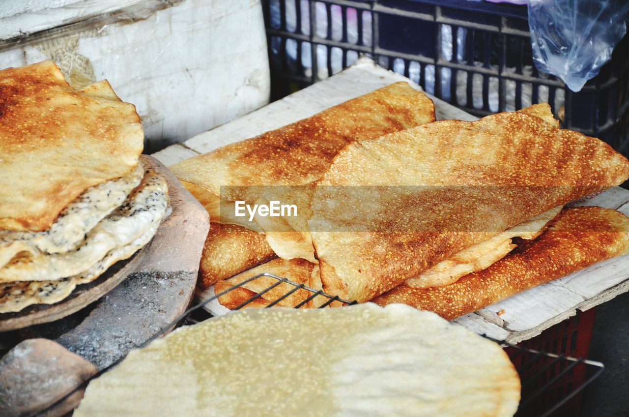 CLOSE-UP OF BREAD ON GRILL