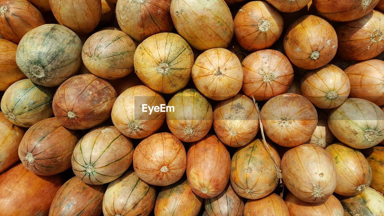 FULL FRAME SHOT OF ONIONS FOR SALE IN MARKET