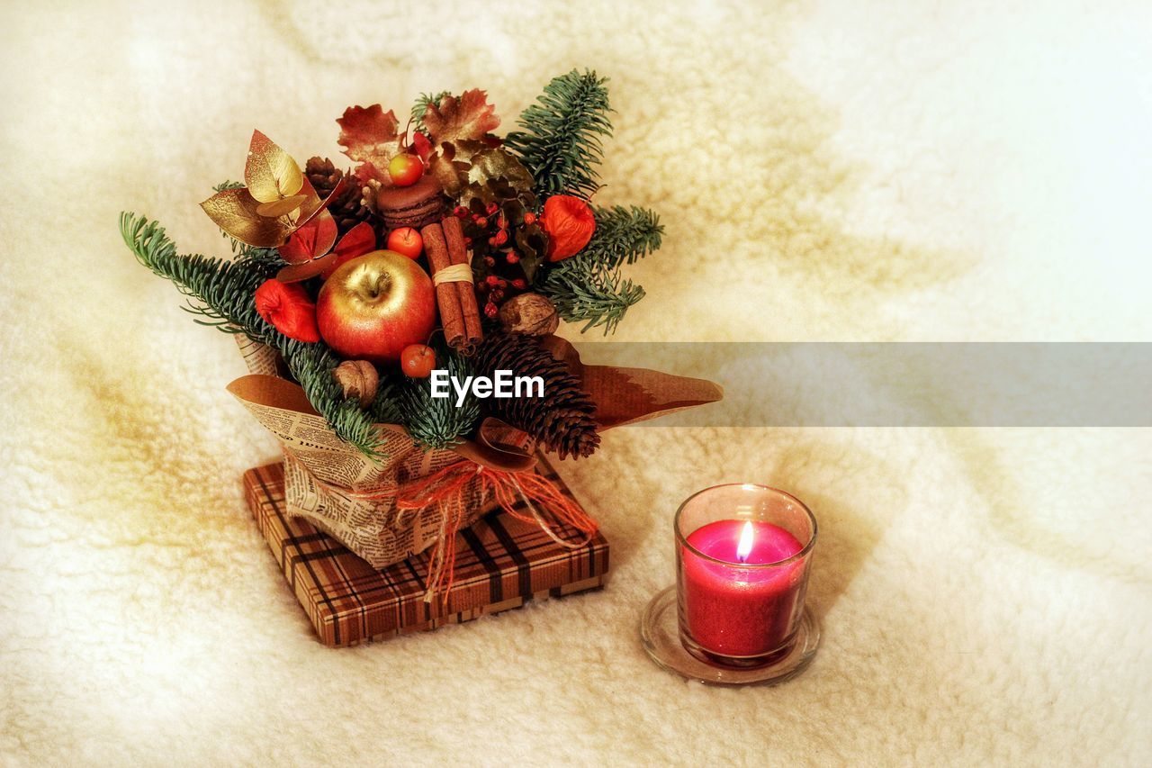 HIGH ANGLE VIEW OF CHRISTMAS ORNAMENTS ON TABLE