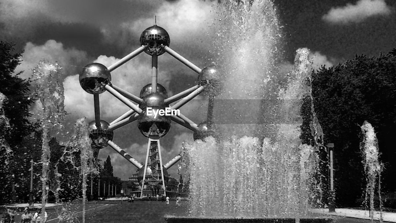 Atomium and fountains