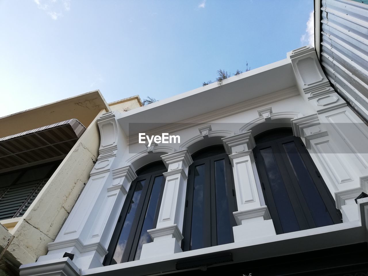 LOW ANGLE VIEW OF BUILDINGS AGAINST SKY