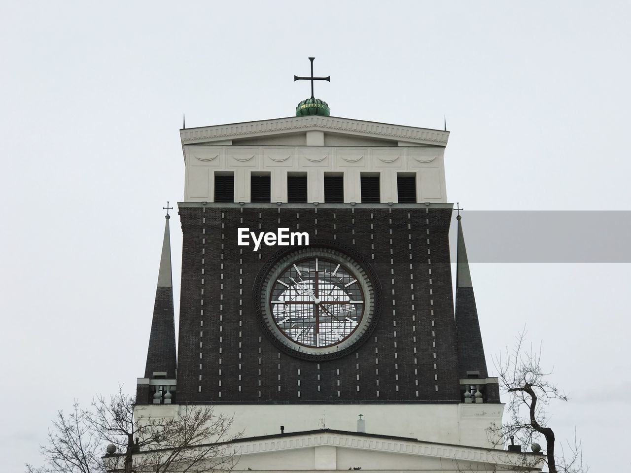 LOW ANGLE VIEW OF CLOCK TOWER AGAINST BUILDING