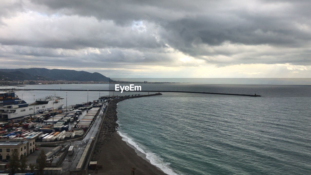 SCENIC VIEW OF SEA BY MOUNTAINS AGAINST SKY