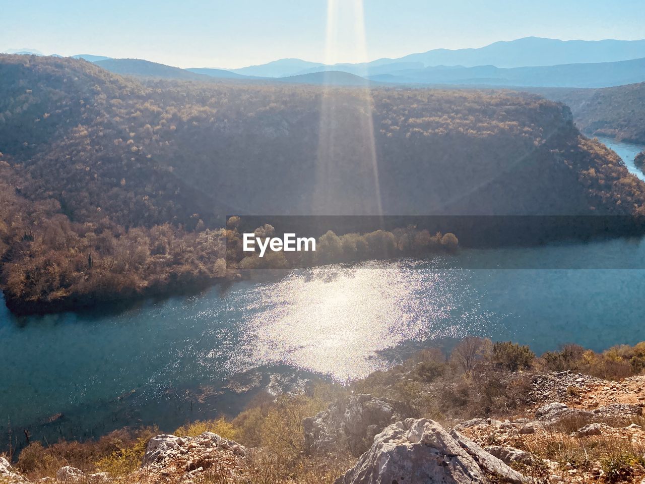 SCENIC VIEW OF SEA AGAINST MOUNTAIN