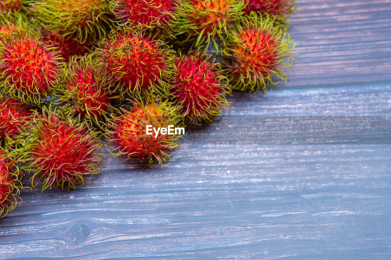 HIGH ANGLE VIEW OF RED FRUITS ON TABLE