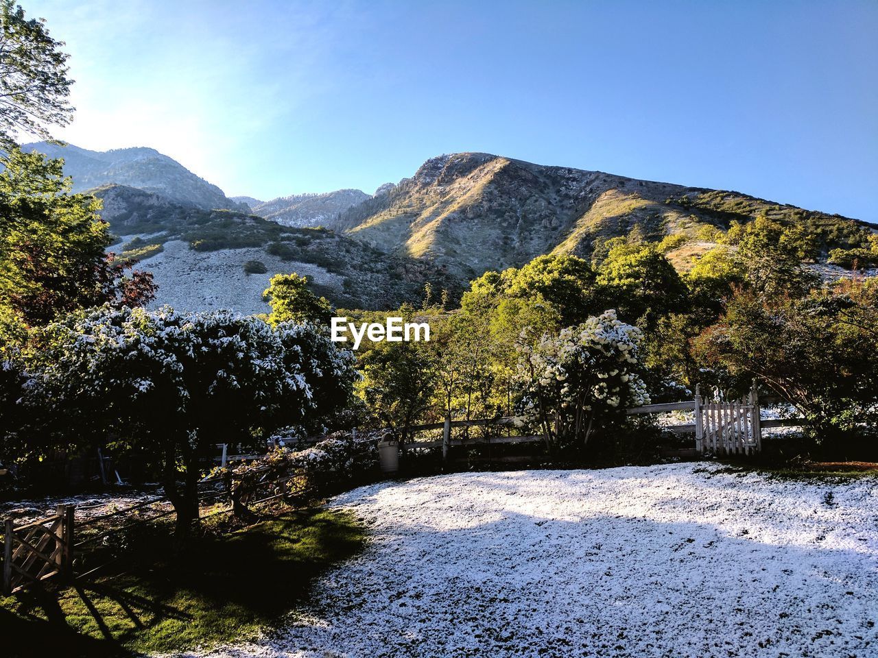 SCENIC VIEW OF LAKE BY MOUNTAIN AGAINST CLEAR SKY