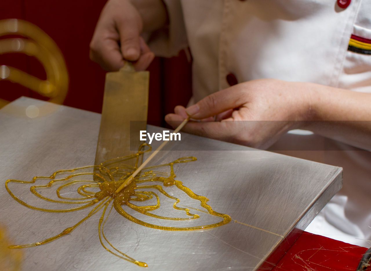 HIGH ANGLE VIEW OF PERSON WORKING WITH TABLE