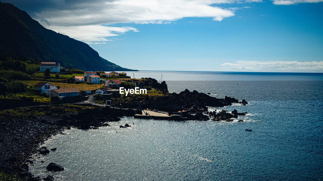 SCENIC VIEW OF SEA BY MOUNTAIN AGAINST SKY