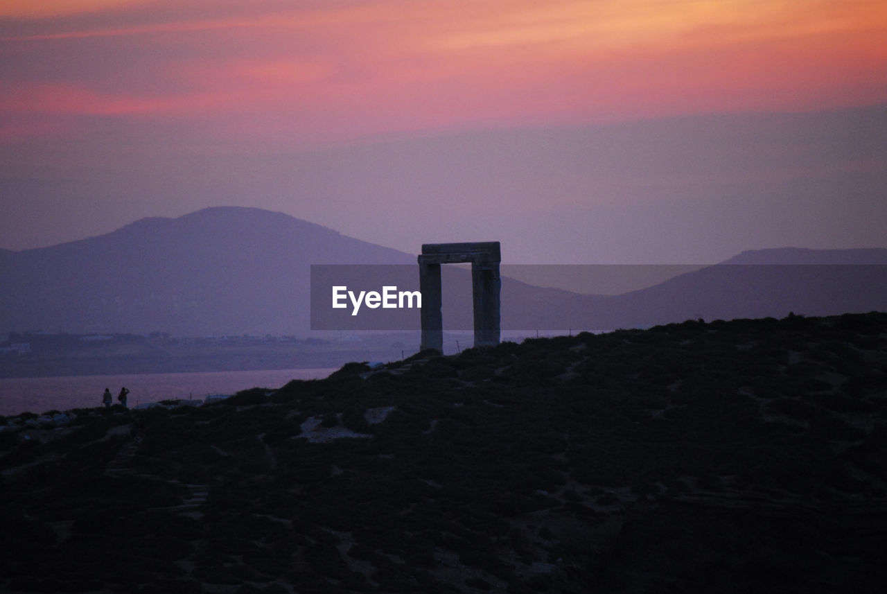 SCENIC VIEW OF BAY AGAINST SKY AT DUSK