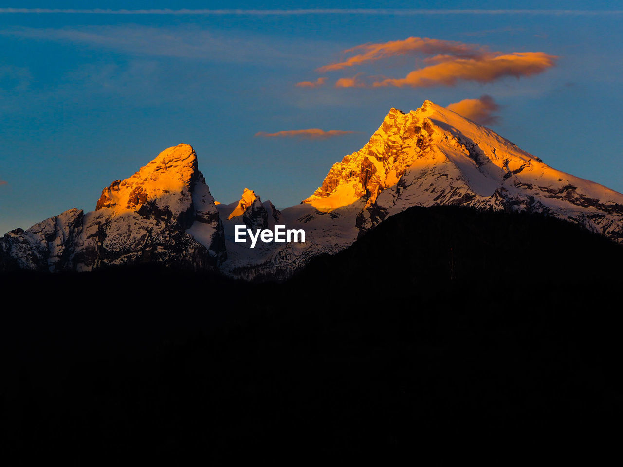 PANORAMIC VIEW OF SNOWCAPPED MOUNTAINS AGAINST SKY