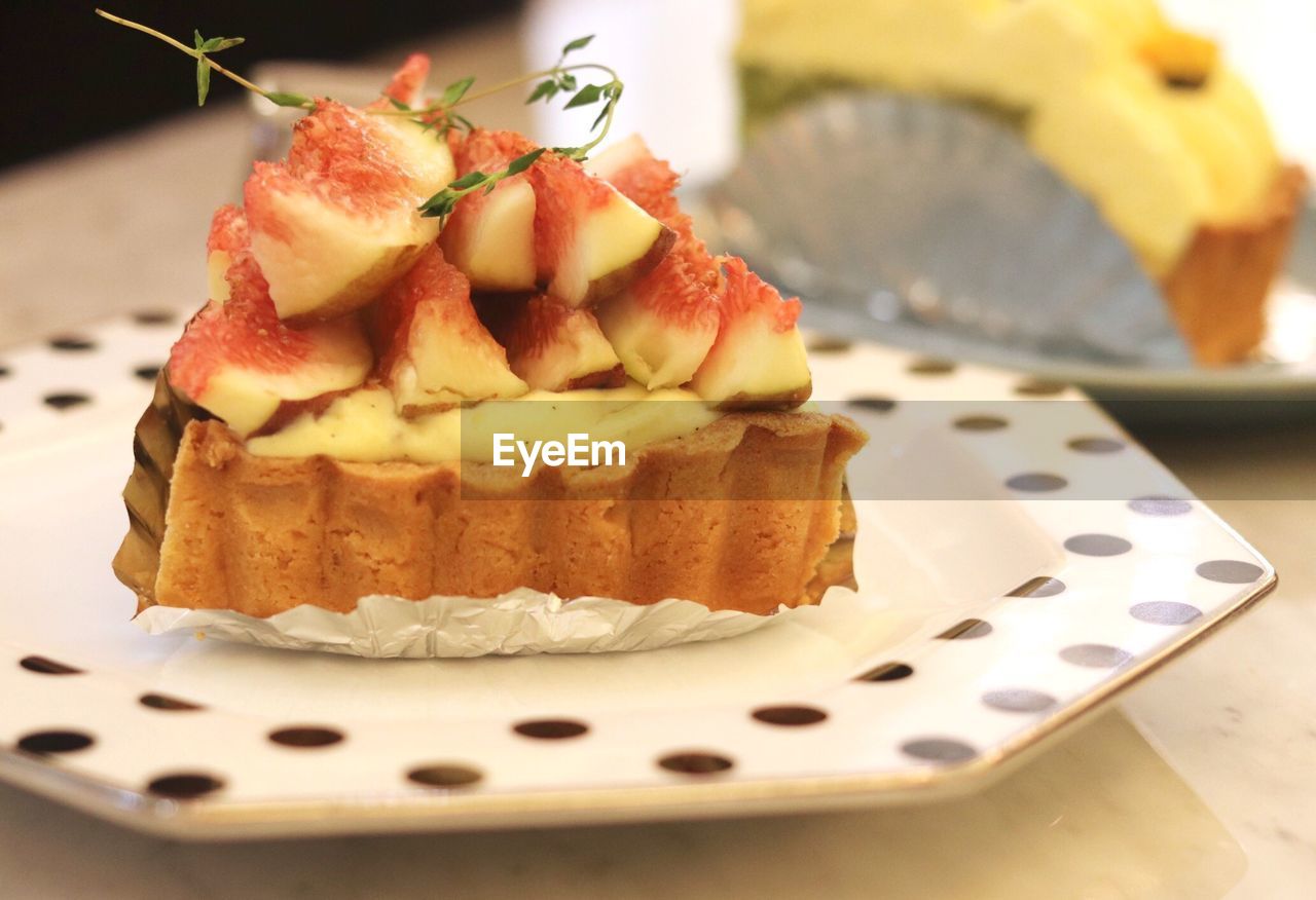 CLOSE-UP OF CAKE ON TABLE