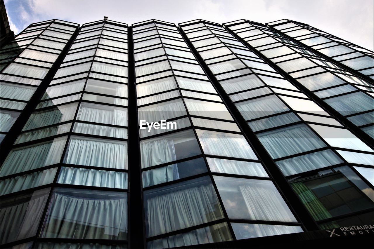 LOW ANGLE VIEW OF MODERN BUILDING AGAINST SKY IN CITY