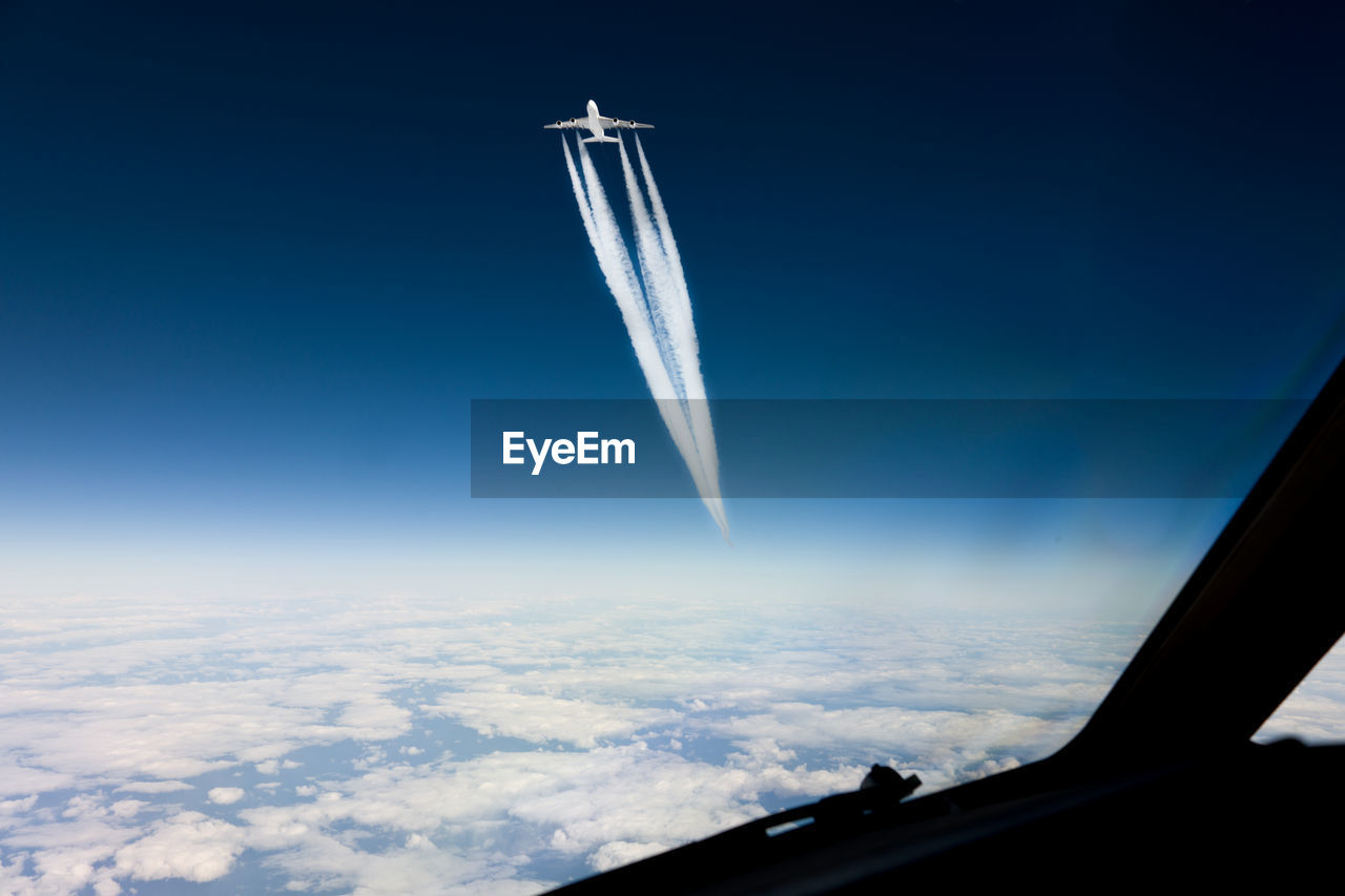 AERIAL VIEW OF AIRPLANE WING AGAINST SKY