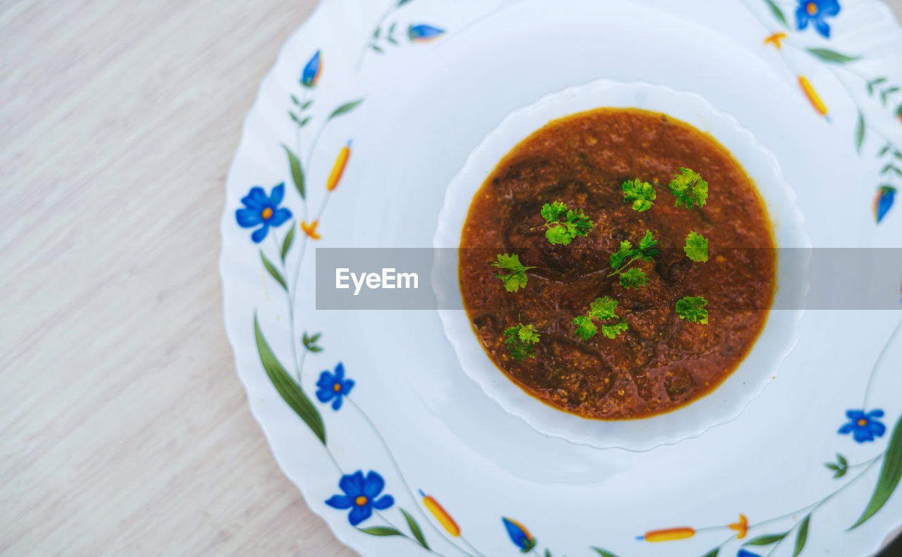 HIGH ANGLE VIEW OF SOUP IN BOWL