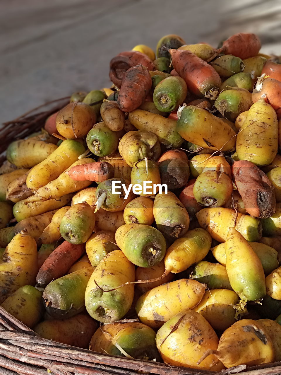 HIGH ANGLE VIEW OF FRUITS IN BASKET