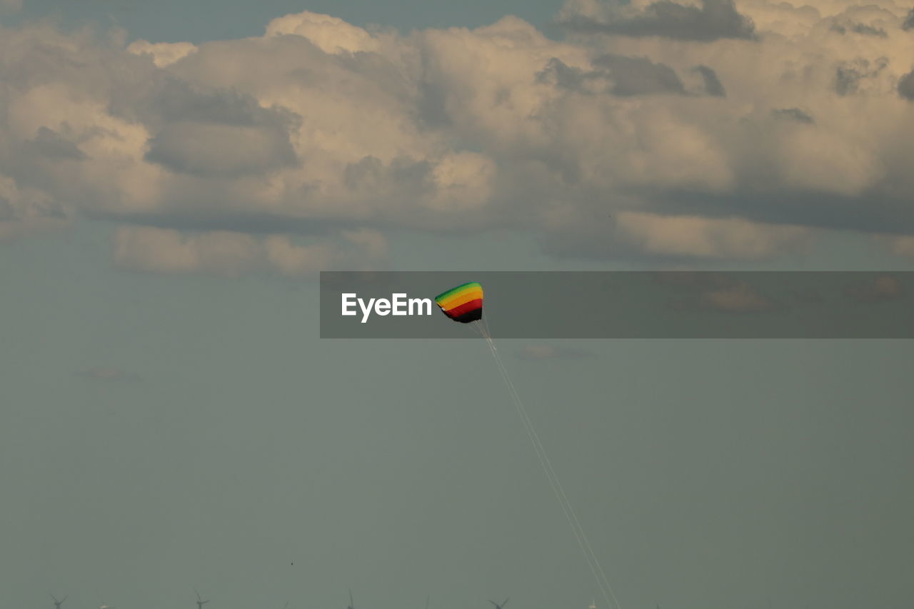 LOW ANGLE VIEW OF PARAGLIDING AGAINST SKY