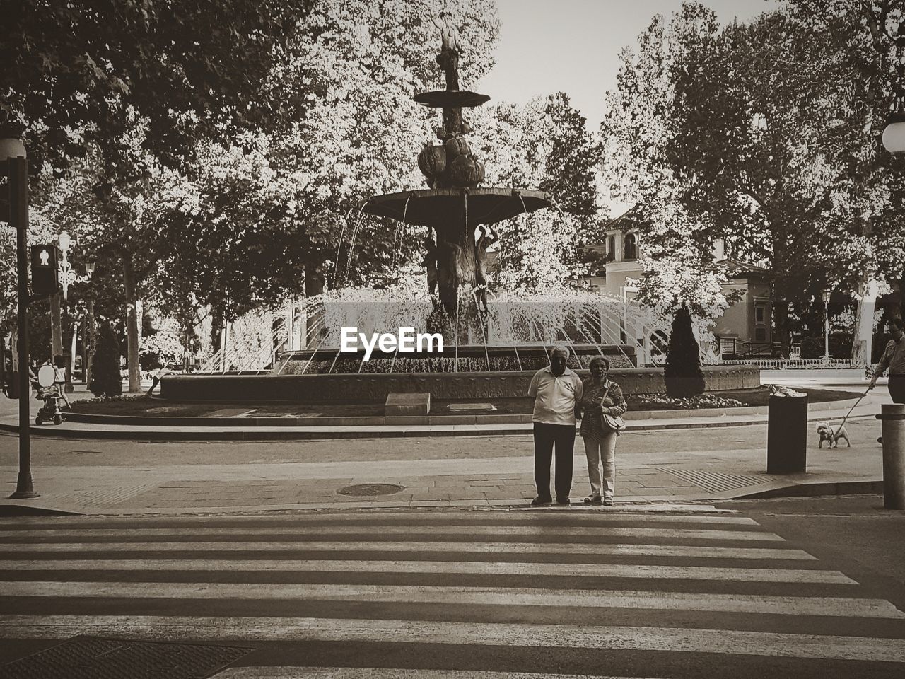 STATUE OF PEOPLE WALKING IN CITY