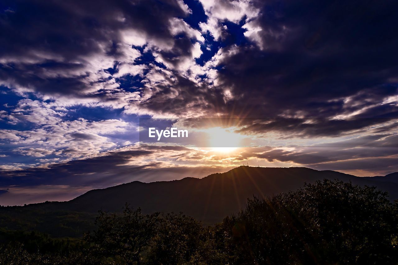 SCENIC VIEW OF SILHOUETTE MOUNTAINS AGAINST SKY