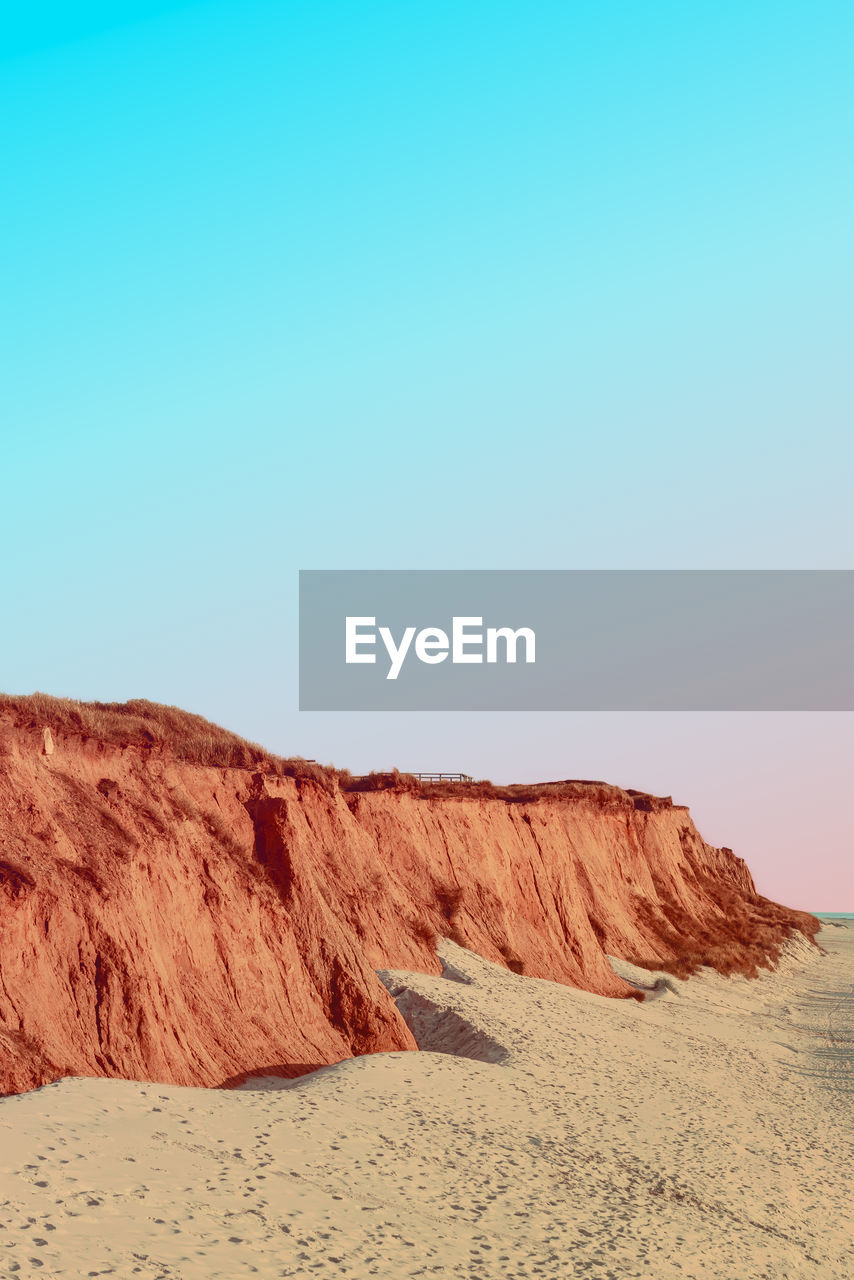 Empty beach and the red cliff in kampen on sylt island. summer scenery with a beach at the north sea