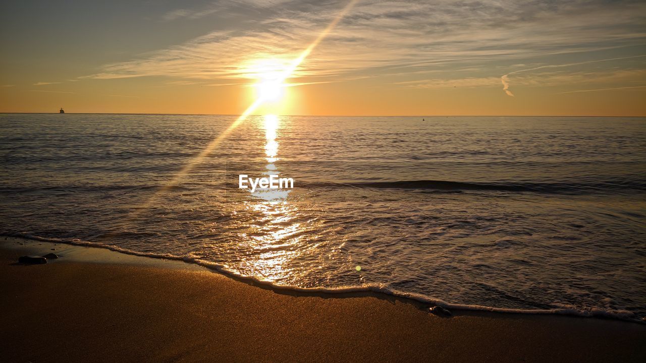 SCENIC VIEW OF SEA AGAINST SUNSET SKY