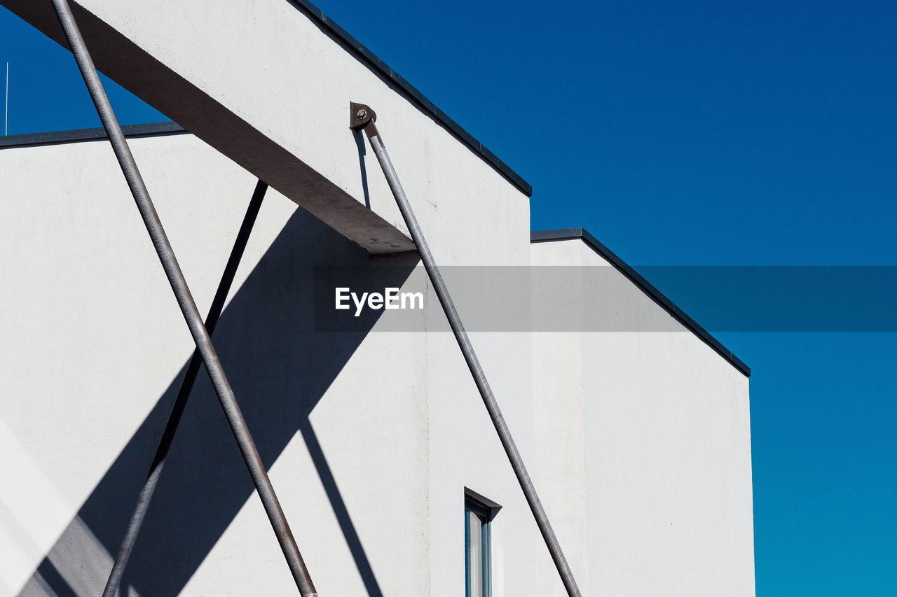 LOW ANGLE VIEW OF BUILDING AGAINST BLUE SKY