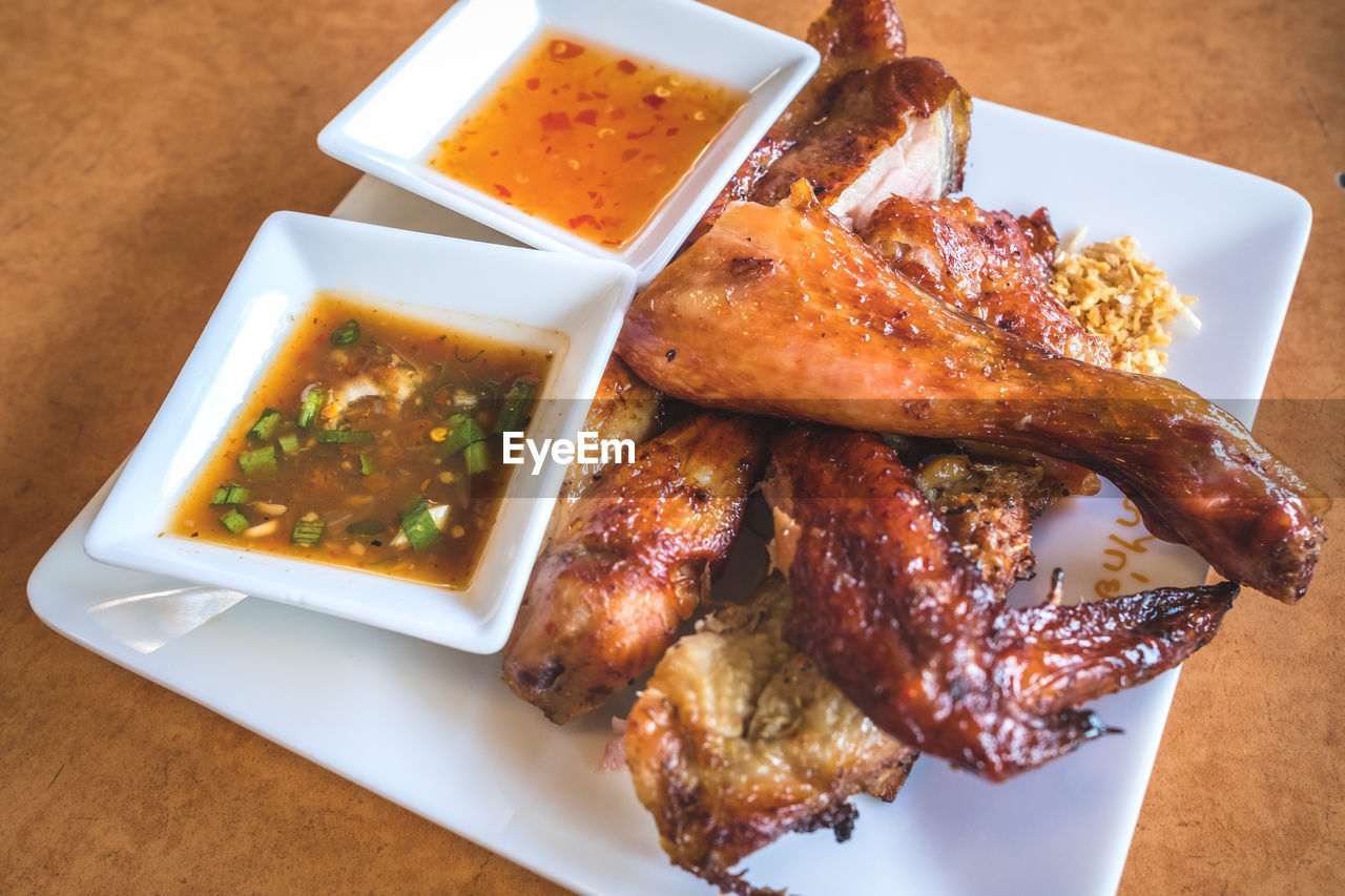 HIGH ANGLE VIEW OF FOOD SERVED IN PLATE