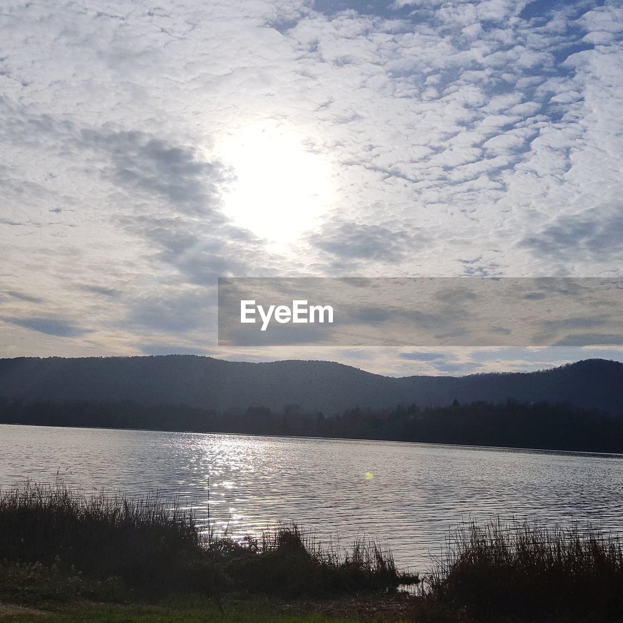 SCENIC VIEW OF LAKE BY MOUNTAINS AGAINST SKY