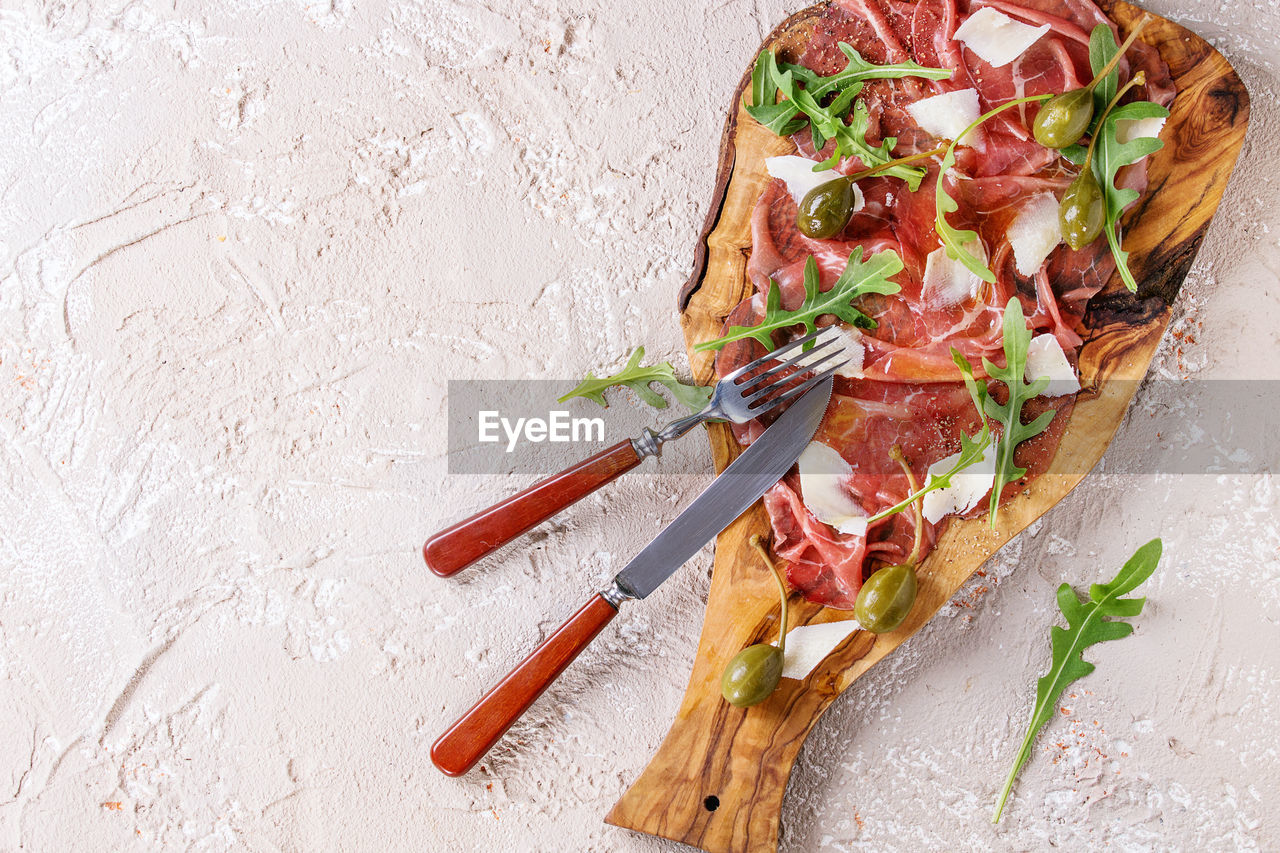 HIGH ANGLE VIEW OF PIZZA IN PLATE