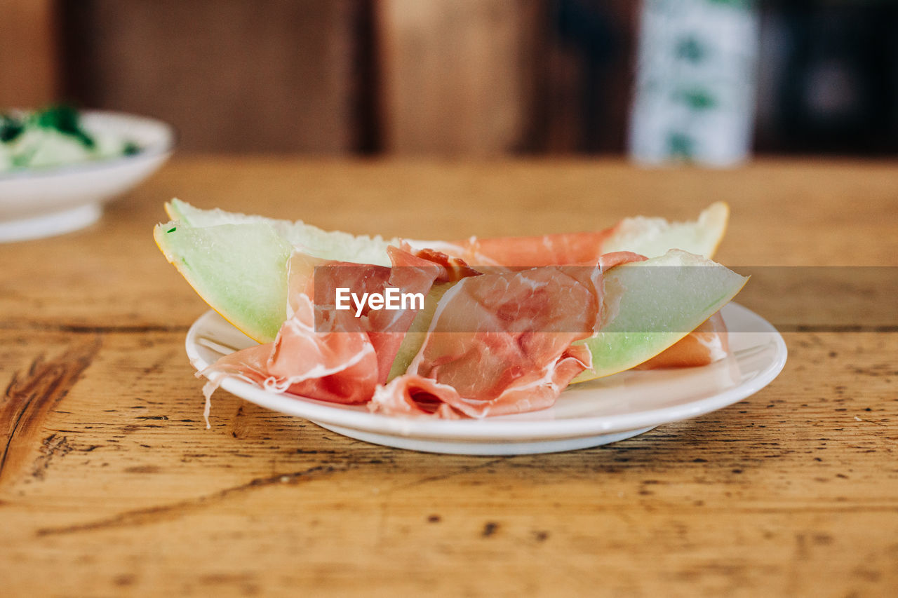 CLOSE-UP OF ICE CREAM IN PLATE