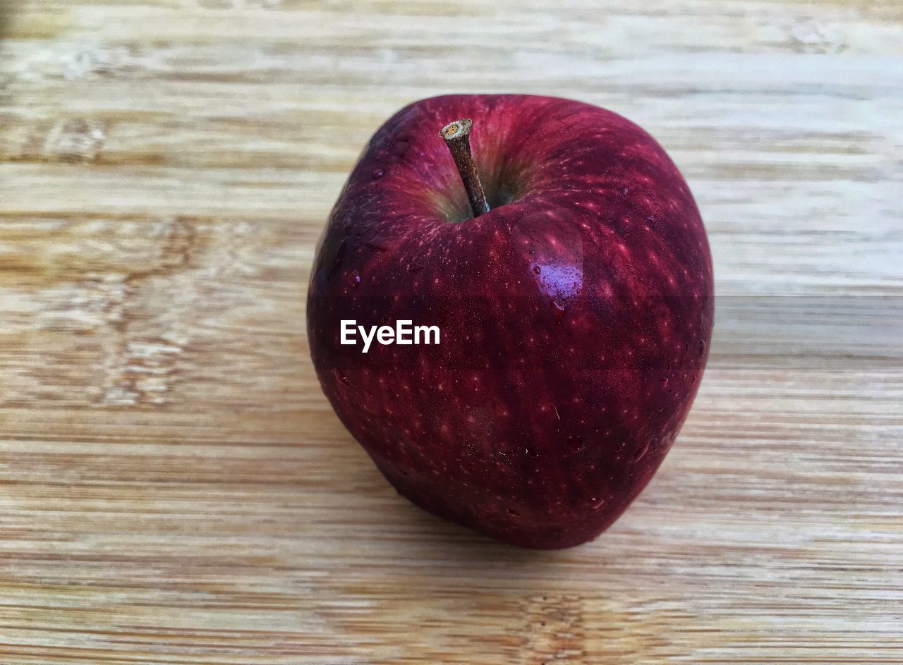 HIGH ANGLE VIEW OF APPLES ON TABLE