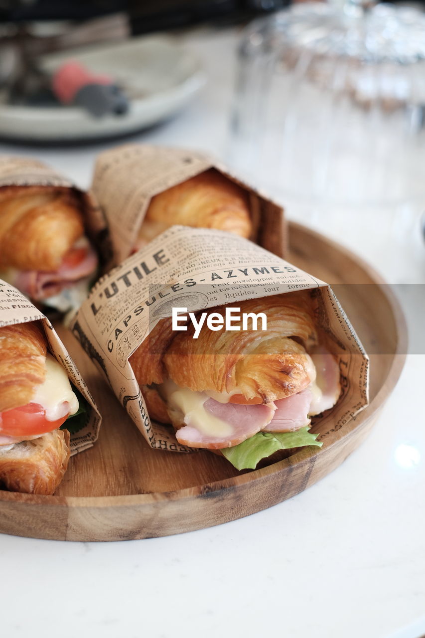 HIGH ANGLE VIEW OF BREAKFAST IN PLATE